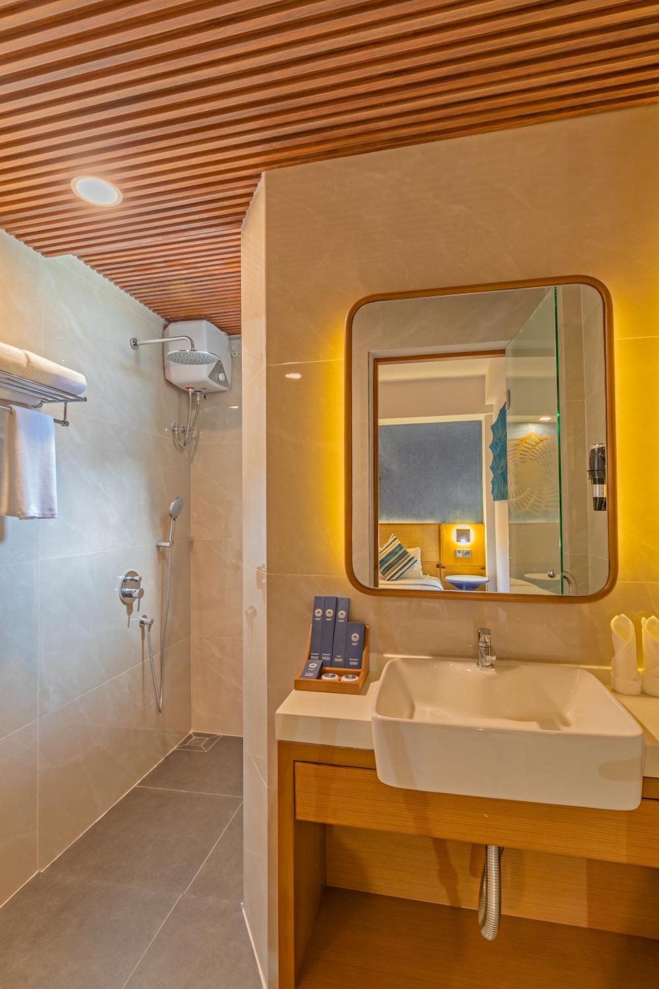 Umet Seaview Hotel With Free Airport Pick Up And Drop T&C Apply Malé Exteriör bild